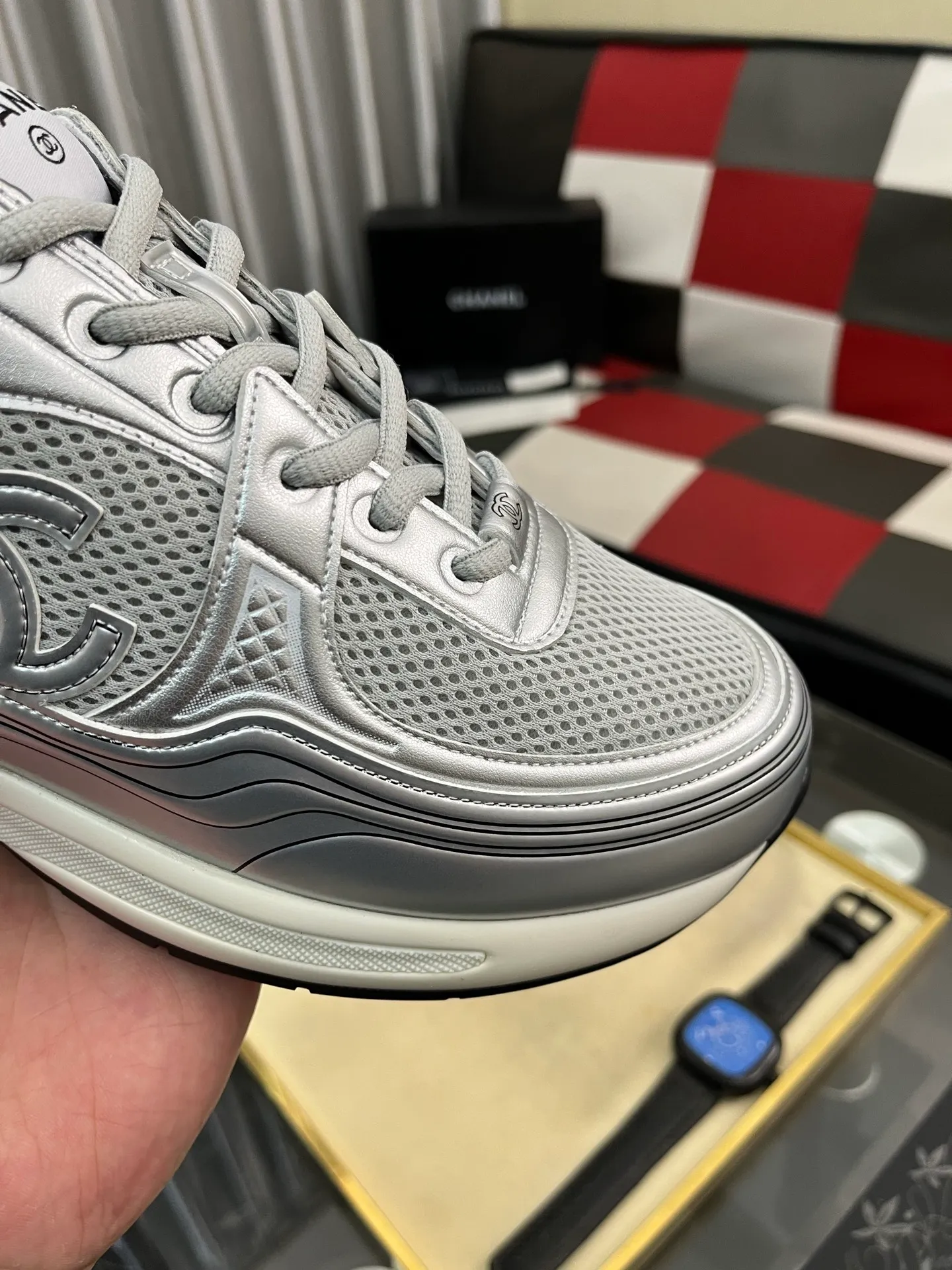 Men's shoes 💰: 620⌚️⌚️Chanel 2025C new diamond sneakers, ultra-light and comfortable casual shoes, black and white cowhide leather, versatile white shoes, you can't go wrong with the style, cow suede➕down cloth contrasting color combination, fresh and full of vitality, logo embossed on the side, very delicate on the foot, original customized material for the upper, original outsole Upper: Cow suede➕Down cloth/black and white full cowhide Lining: Sheepskin Sole: Open-molded TPU outsole Size: 35-44